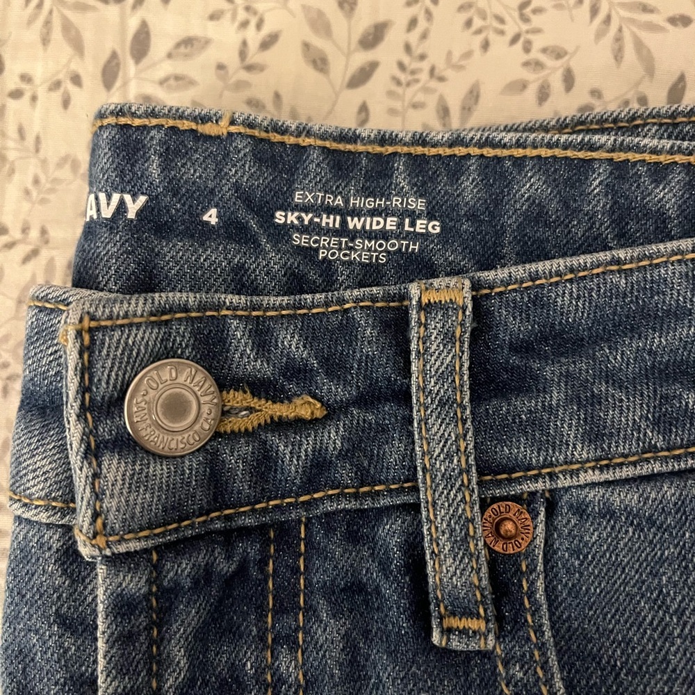 Old Navy Women’s Extra High Rise Sky-High Wide Leg Jeans - Picture 3 of 5